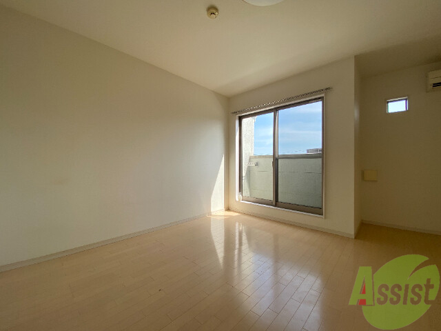 居室・リビング　白が印象的な綺麗なお部屋ですね。日当たりも良い感じ。