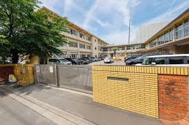 小学校　福山市立西小学校（小学校）まで868m