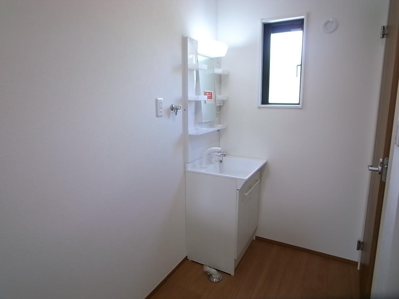 洗面設備　明るい洗面所です