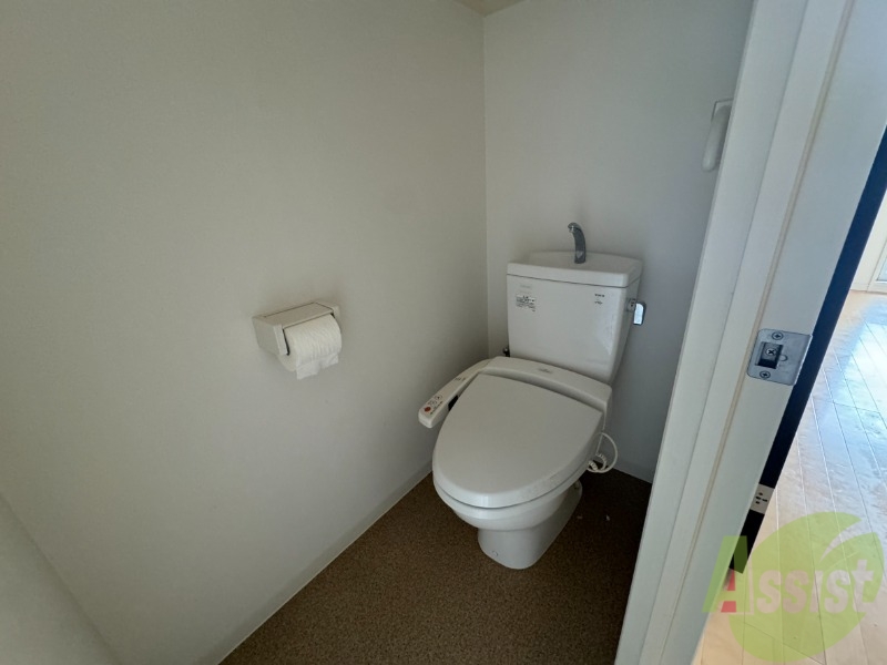 トイレ　トイレは白基調でとても綺麗ですね。広さも十分にあります。