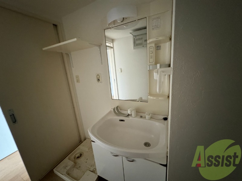 洗面設備　洗面台は収納スペースも充実していました。