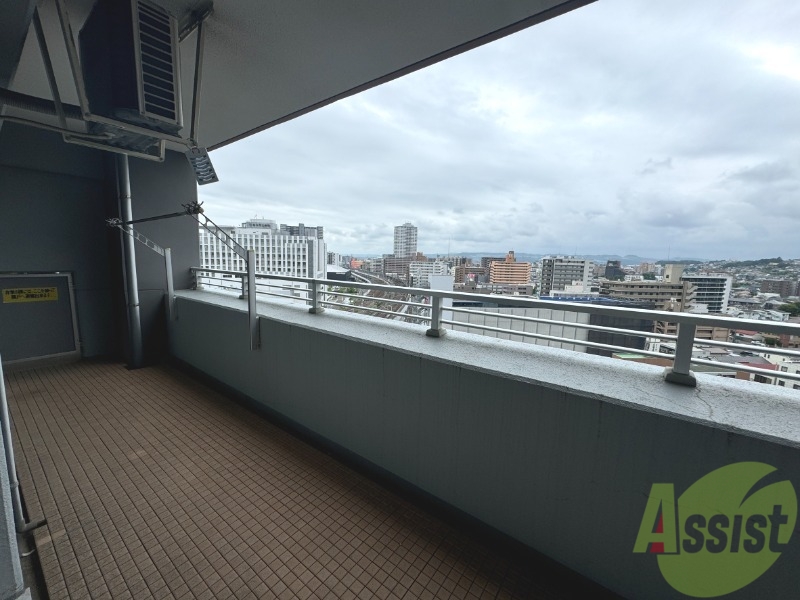 バルコニー　バルコニーはとても広々としています。洗濯物も十分に干せますね