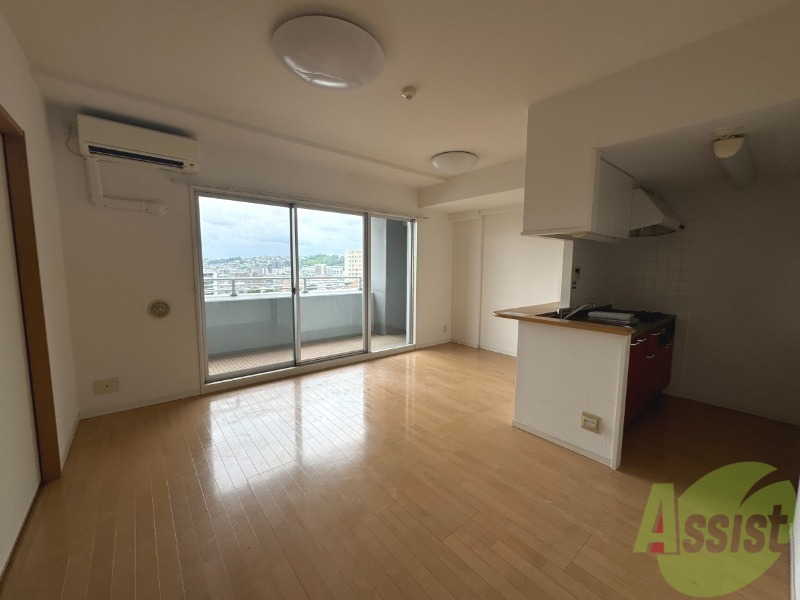 居室・リビング　広々としたリビングルームです。落ち着いた雰囲気ですね。