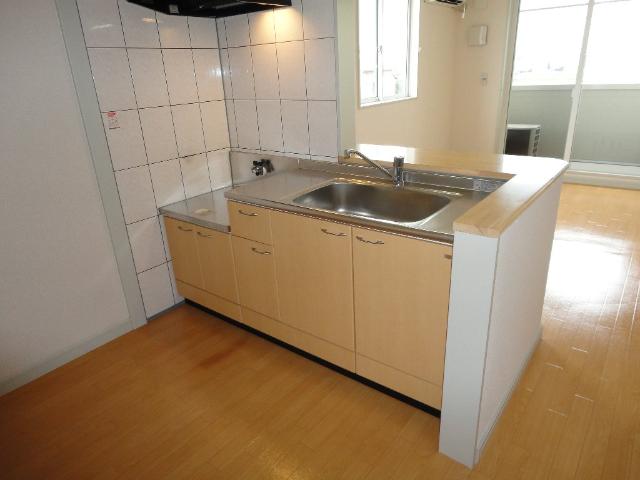 キッチン　人気の対面キッチンでお料理しながらリビングの様子が見れます☆