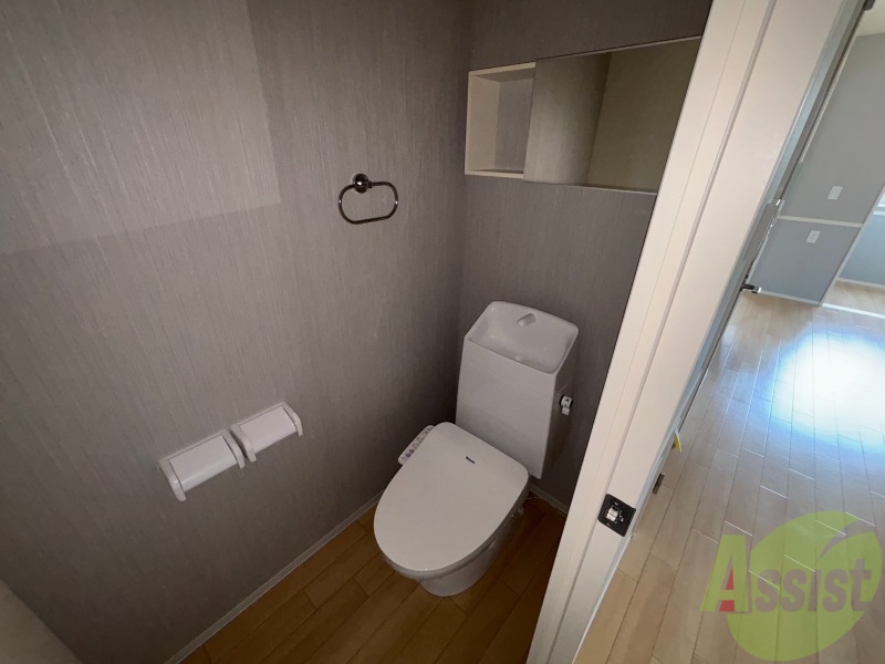 トイレ　トイレはウォシュレット付きで、上には棚がございます。