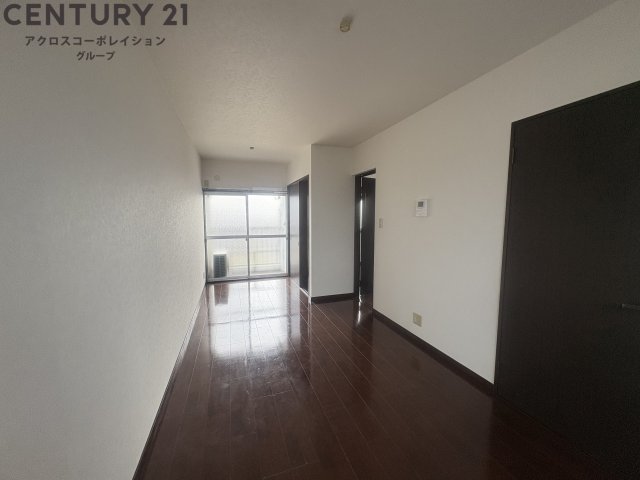 居室・リビング　床の色味が落ち着いて、とてもい綺麗です。