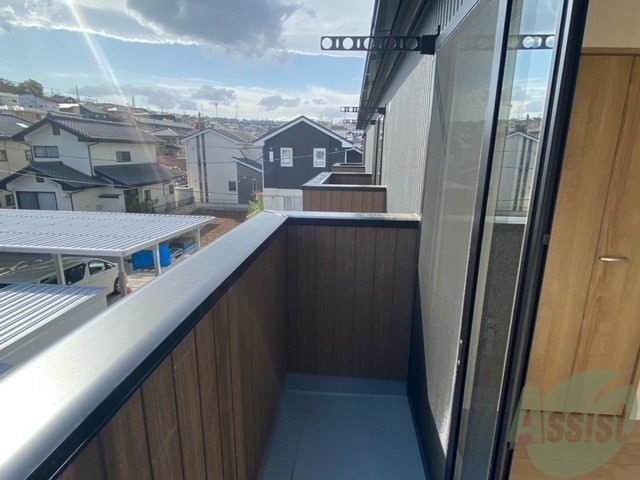 バルコニー　ベランダはよく日が当たり気持ちの良い空間です。