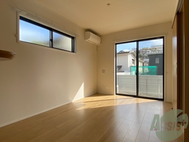 居室・リビング　広くきれいなリビングは明るい光も良く差します。