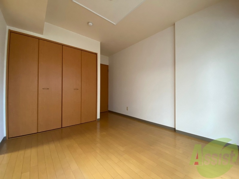 その他部屋・スペース　寝室はこちらです。光が差し込む、温かみのあるお部屋です。