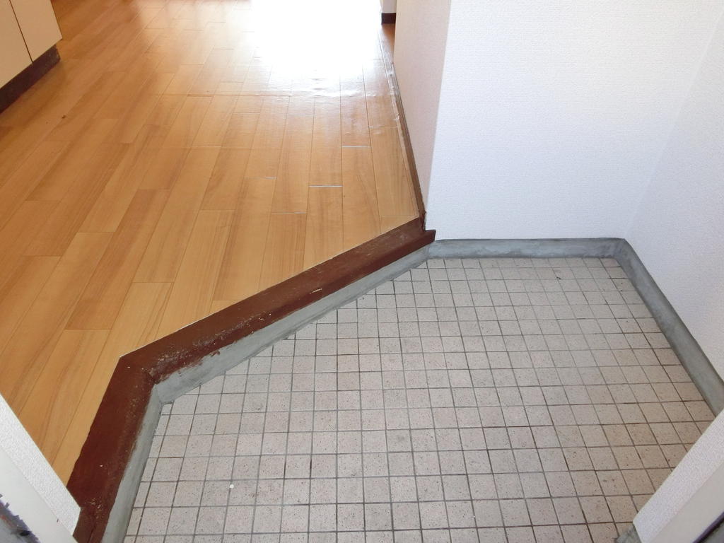 玄関　現況を優先させて頂きます。