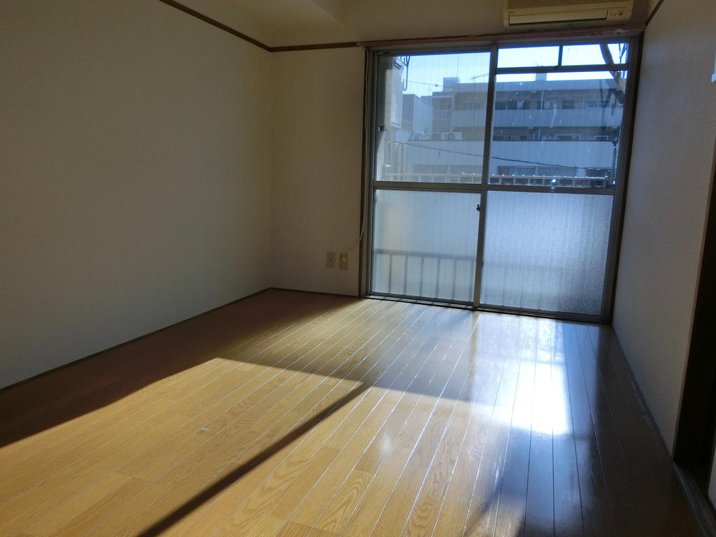 居室・リビング　現況を優先させて頂きます。