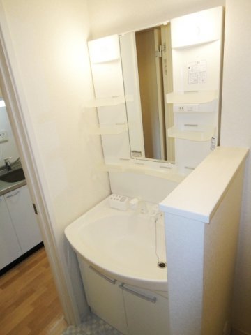 洗面設備　独立洗面台、小物を置くことができて便利です