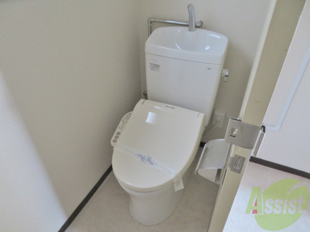 トイレ　シャワートイレに生まれ変わっております。使いやすくなりました