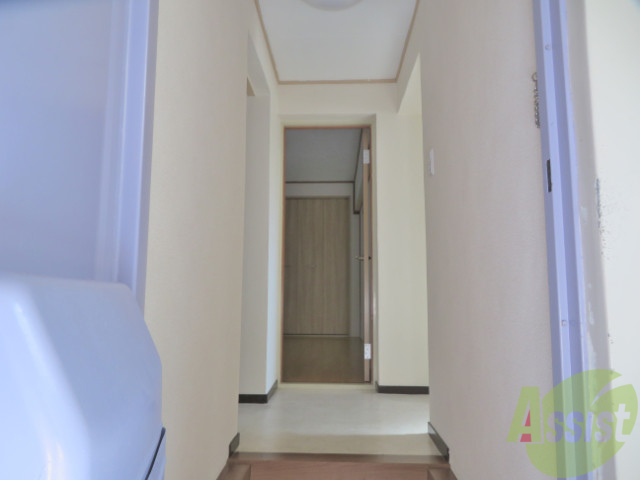 玄関　玄関をあけてすぐに室内が見えないのでプライバシーも守れます