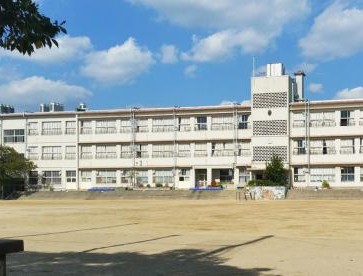 小学校　豊中市立上野小学校（小学校）まで179m