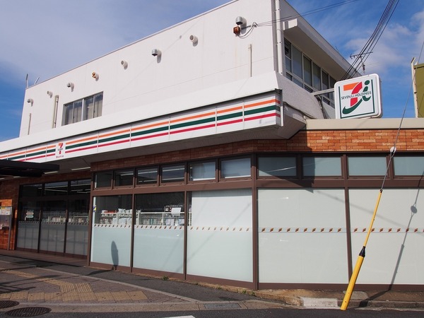 コンビニ　セブンイレブンハートインJR向日町駅改札口店（コンビニ）まで653m