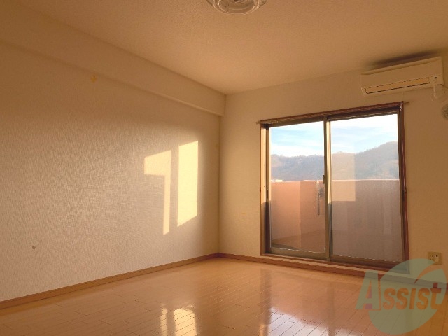 居室・リビング　１Ｋとは思えない広さです。キレイで陽当たりもいいです。