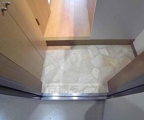 玄関　靴は脱いだら並べましょう