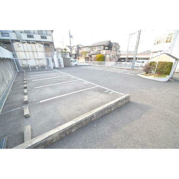 駐車場　駐車場があるので、車を買う予定の方も安心です