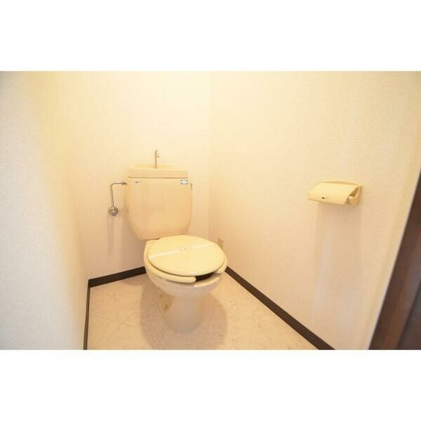 トイレ　落ち着いた色調のトイレです