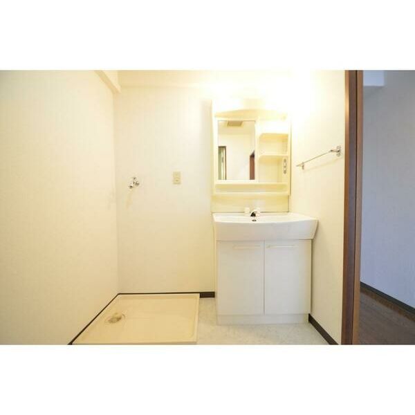 洗面設備　ゆったりとスペースのある洗面所