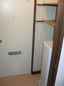 玄関　90リットル灯油缶