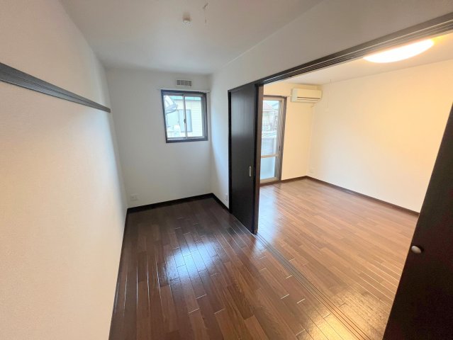 その他部屋・スペース　ゆとりのあるベッドルームで快適な睡眠をとってくださいね。