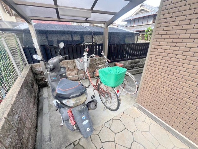 駐車場　敷地内には入居者専用の駐輪スペースもあります。