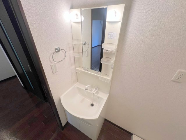 洗面設備　身支度が出来る独立洗面台です。