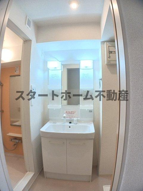 洗面設備　明るい洗面所です