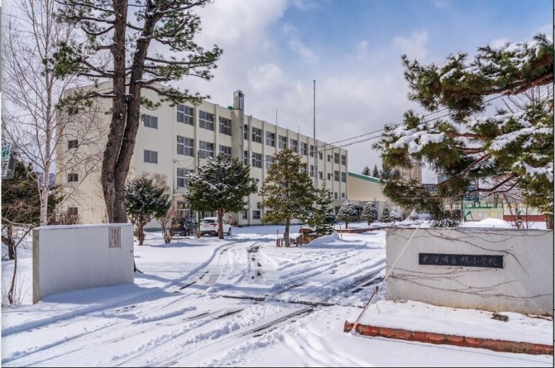 小学校　札幌市立旭小学校（小学校）まで1075m