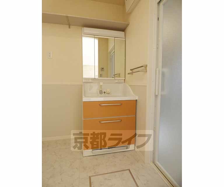 洗面設備　きれいな洗面台です。