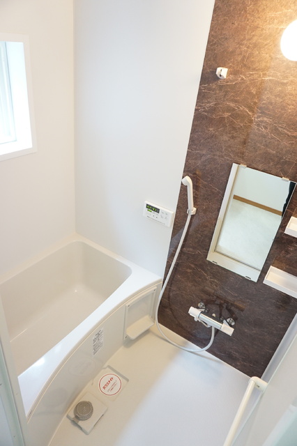 バス・シャワールーム　★★小窓付きのバスルームです★★