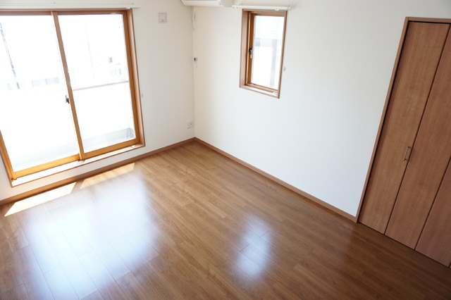 居室・リビング　★★８帖の洋室は２面採光で明るい雰囲気です★★