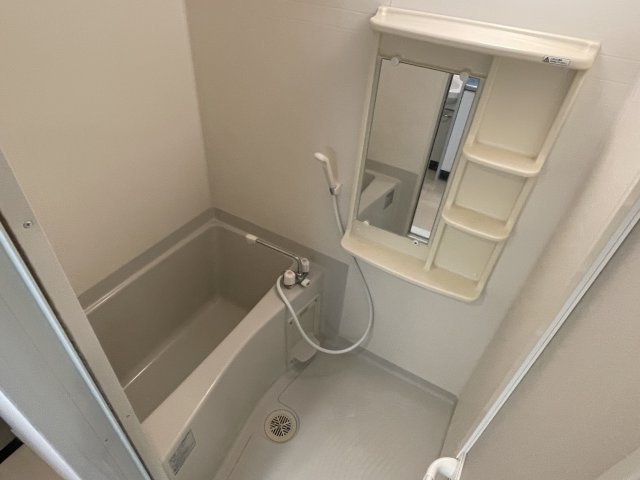 バス・シャワールーム　コンパクトで使いやすいお風呂です