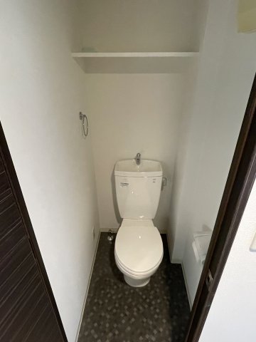 トイレ　落ち着いた色調のトイレです