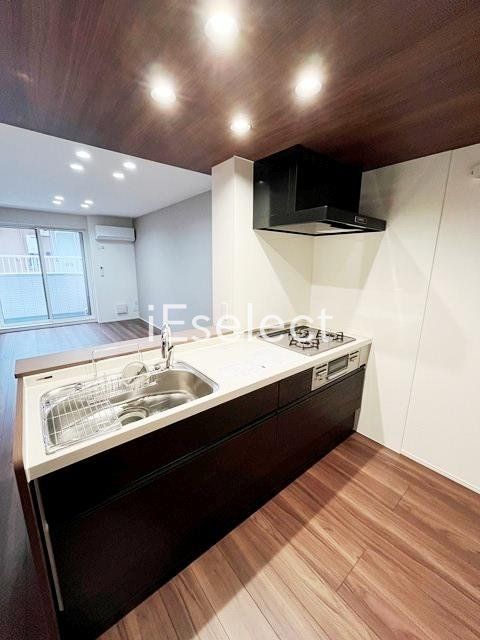 キッチン　３口コンロ付きのシステムキッチン