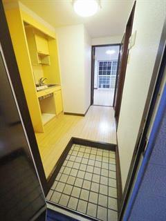 玄関　玄関から室内への様子です。