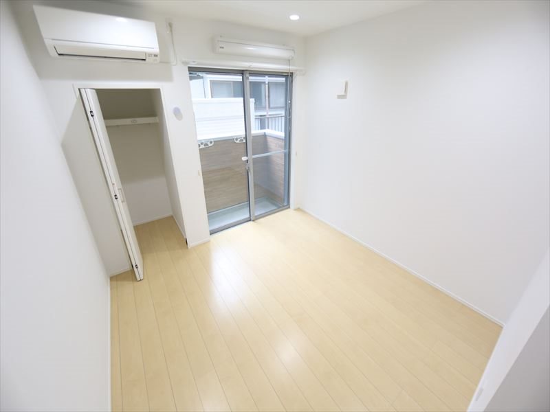 バルコニー　洋室6.3帖　クローゼット　エアコン付