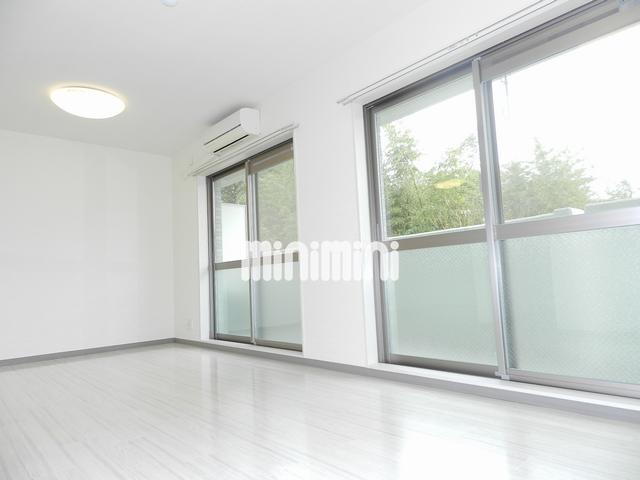 眺望　窓が大きく明るいリビングです。