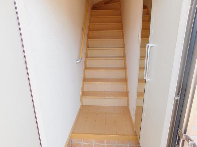 玄関　※別号室の写真となります。