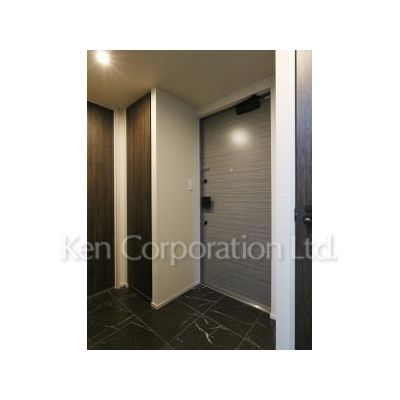 玄関　同タイプ13階のお部屋を撮影。仕様が異なることがあります。