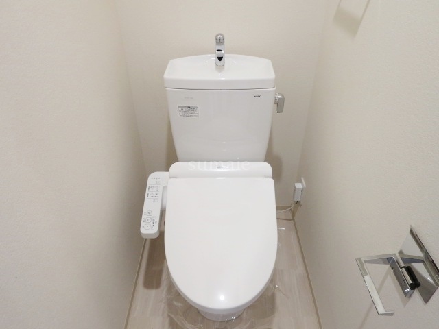 トイレ　温水洗浄便座つきです☆