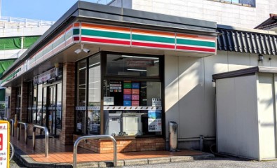 コンビニ　セブン－イレブン　彦根駅前店（コンビニ）まで500m