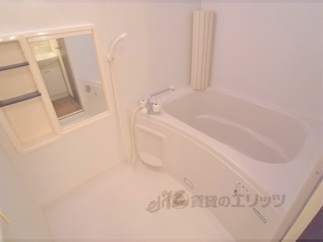バス・シャワールーム　浴槽もゆったりとしたサイズです