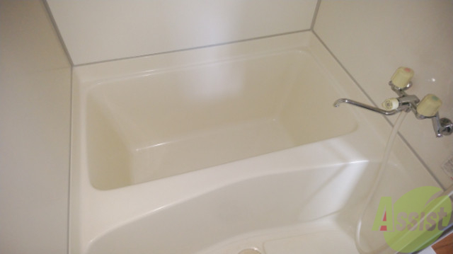 バス・シャワールーム　白くきれいな浴室です、シンプルで使い易い作りになっています