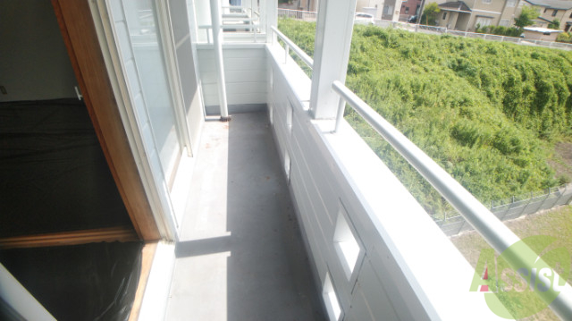 バルコニー　リビングからつながるバルコニーは陽の光がよく当たる快適空間