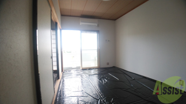 居室・リビング　６帖の和室は窓から気持ちよく陽が差し畳もきれいな状態です。