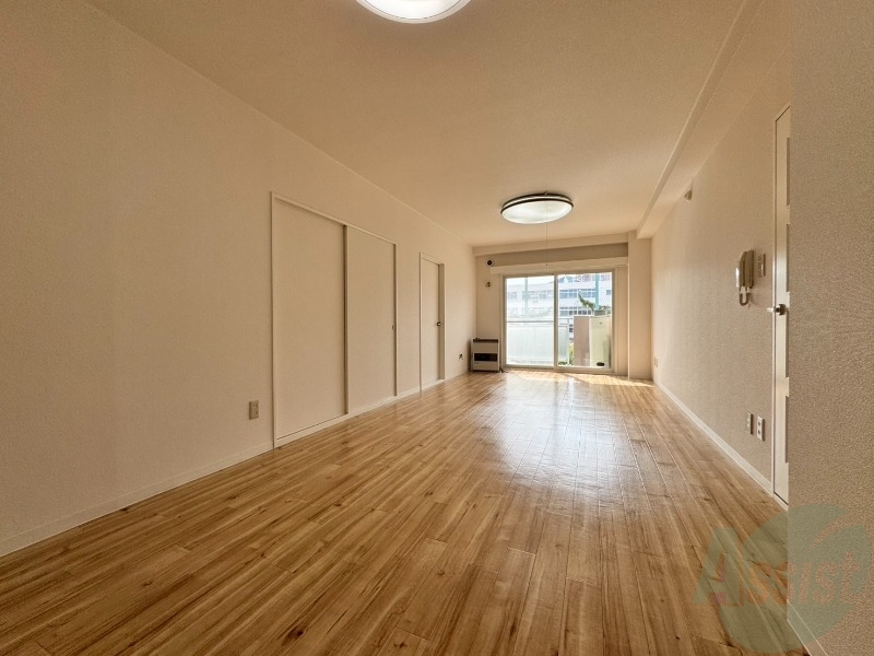 居室・リビング　木目のフローリングは落ち着きのある印象のお部屋になりますね。