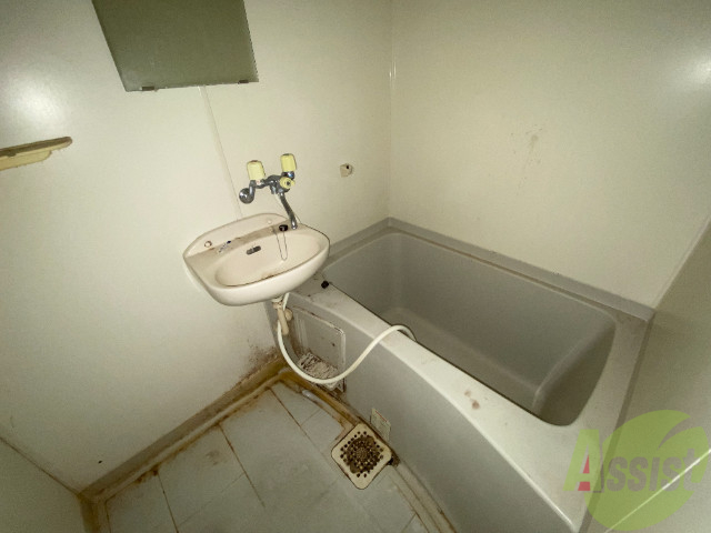 バス・シャワールーム　お風呂はトイレと別で浴室乾燥機が付いてます。